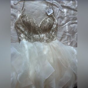 David’s Bridal discontinued design,NEVER ALTERED/NEVER WORN wedding gown, sz6